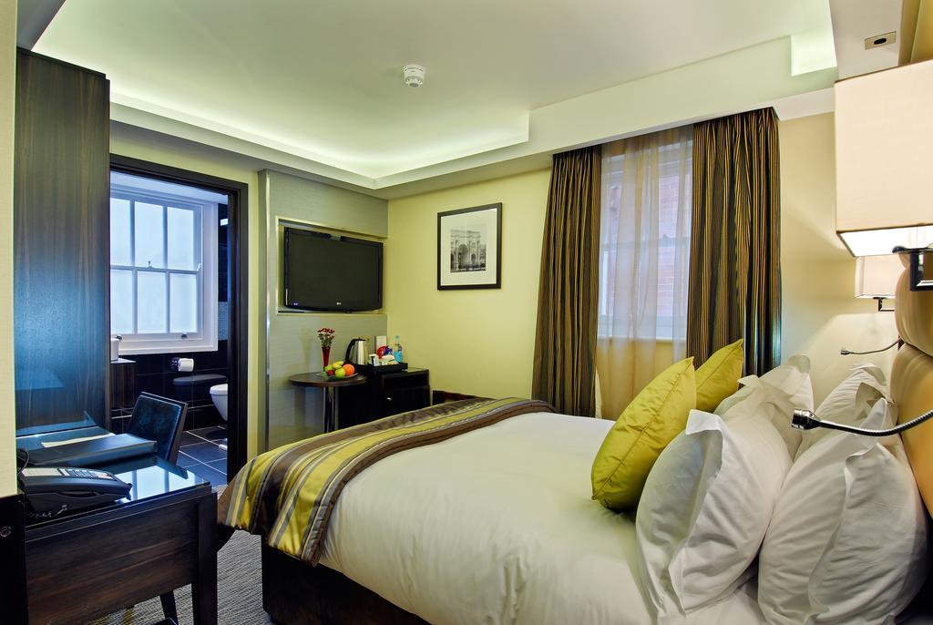 Park Grand Mayfair Лондон Екстериор снимка A room at the hotel