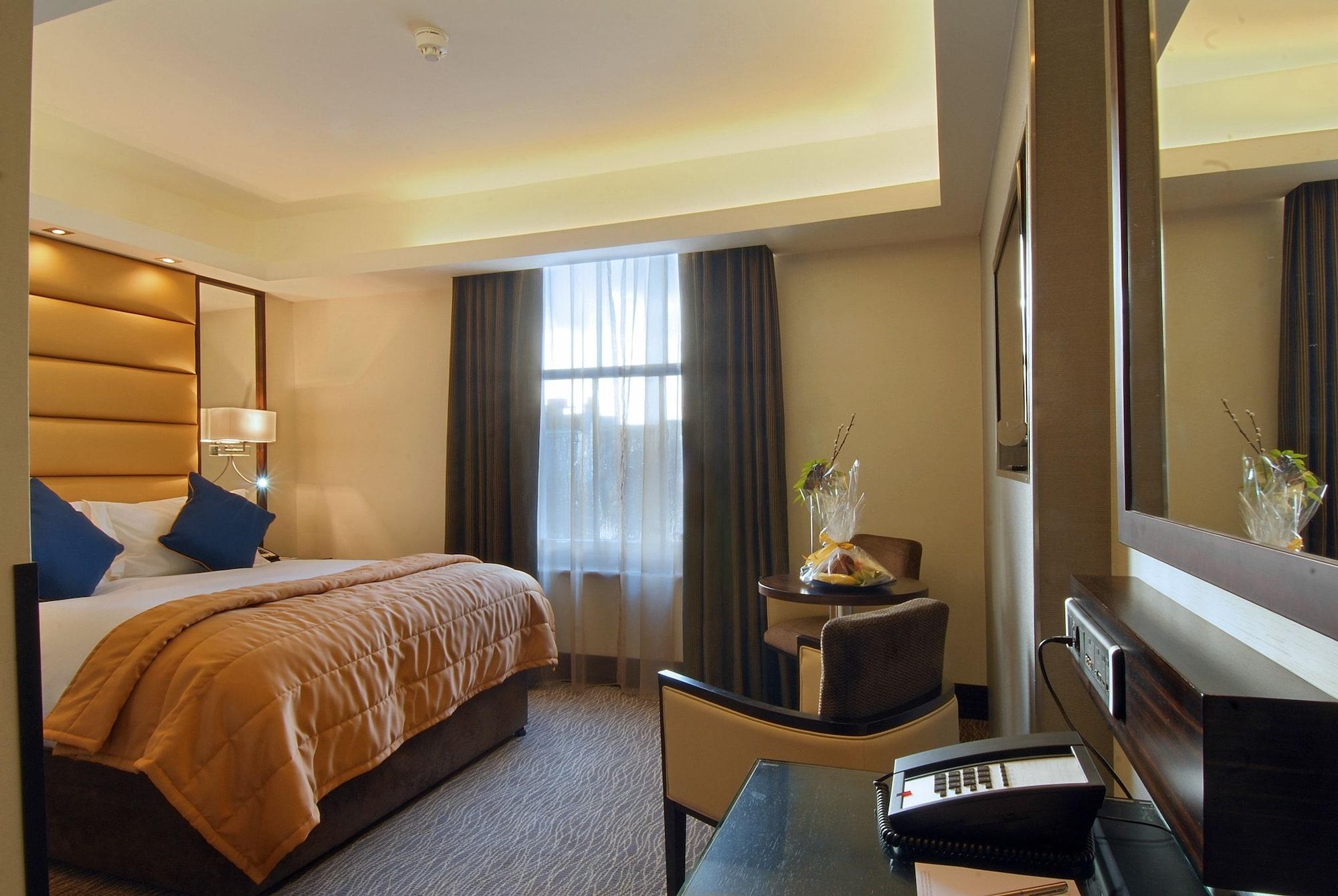Park Grand Mayfair Лондон Екстериор снимка A room at the hotel