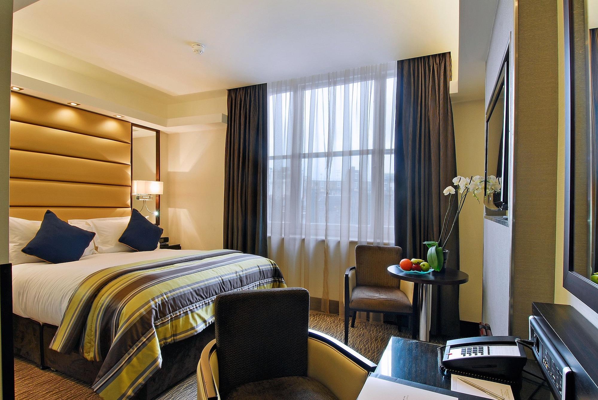 Park Grand Mayfair Лондон Екстериор снимка A room at the hotel