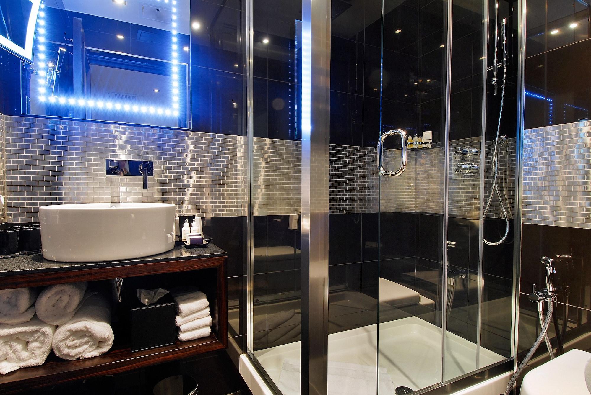 Park Grand Mayfair Лондон Екстериор снимка A shower cubicle