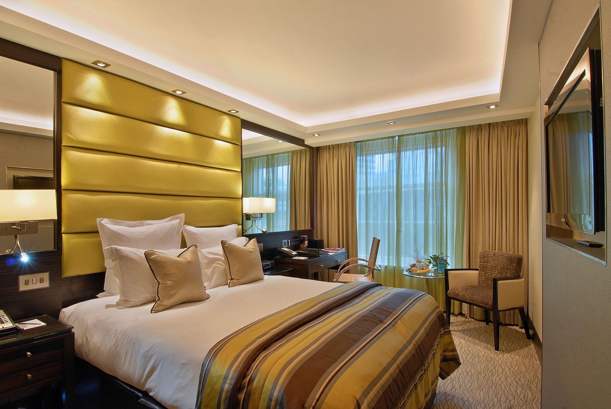 Park Grand Mayfair Лондон Екстериор снимка A bedroom at the InterContinental London The O2