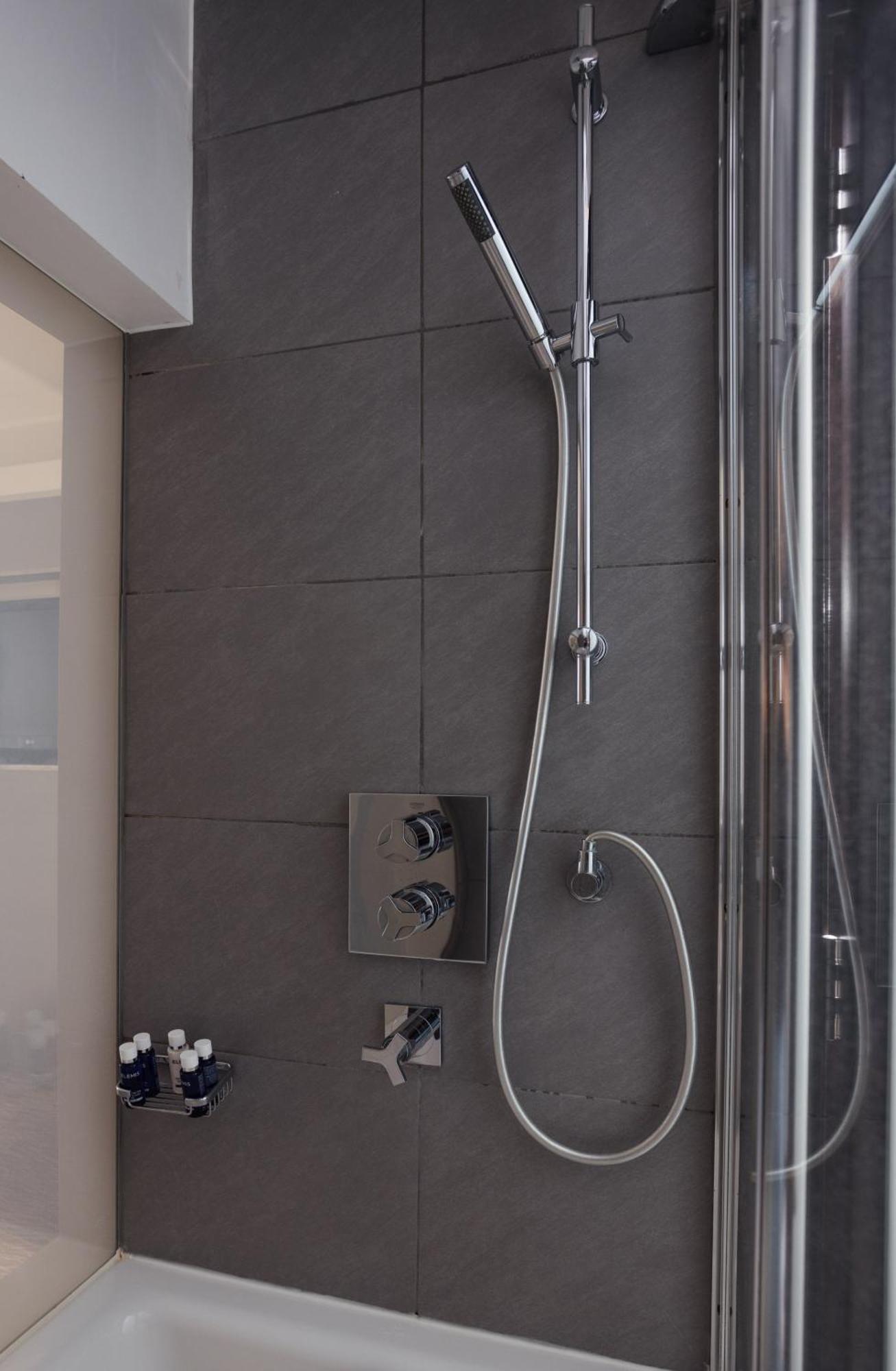 Park Grand Mayfair Лондон Екстериор снимка A shower valve