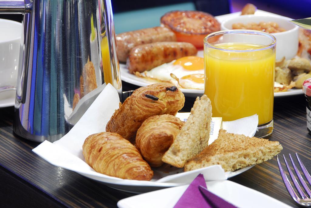 Park Grand Mayfair Лондон Екстериор снимка A continental breakfast