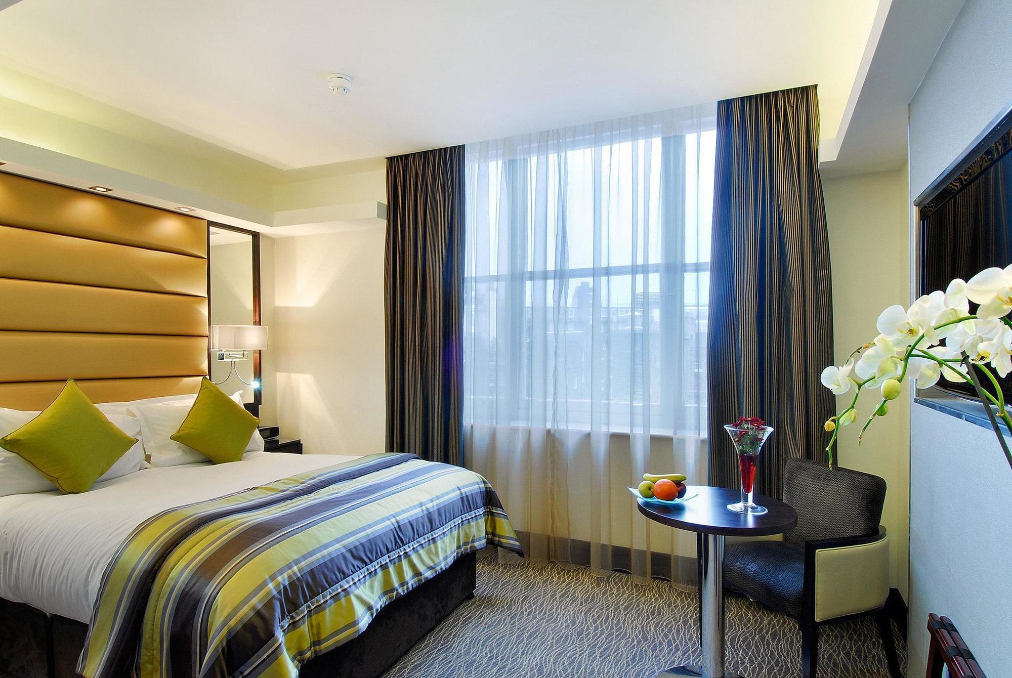 Park Grand Mayfair Лондон Екстериор снимка A room at the hotel