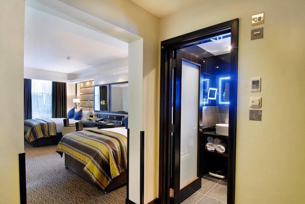 Park Grand Mayfair Лондон Екстериор снимка A room at the hotel
