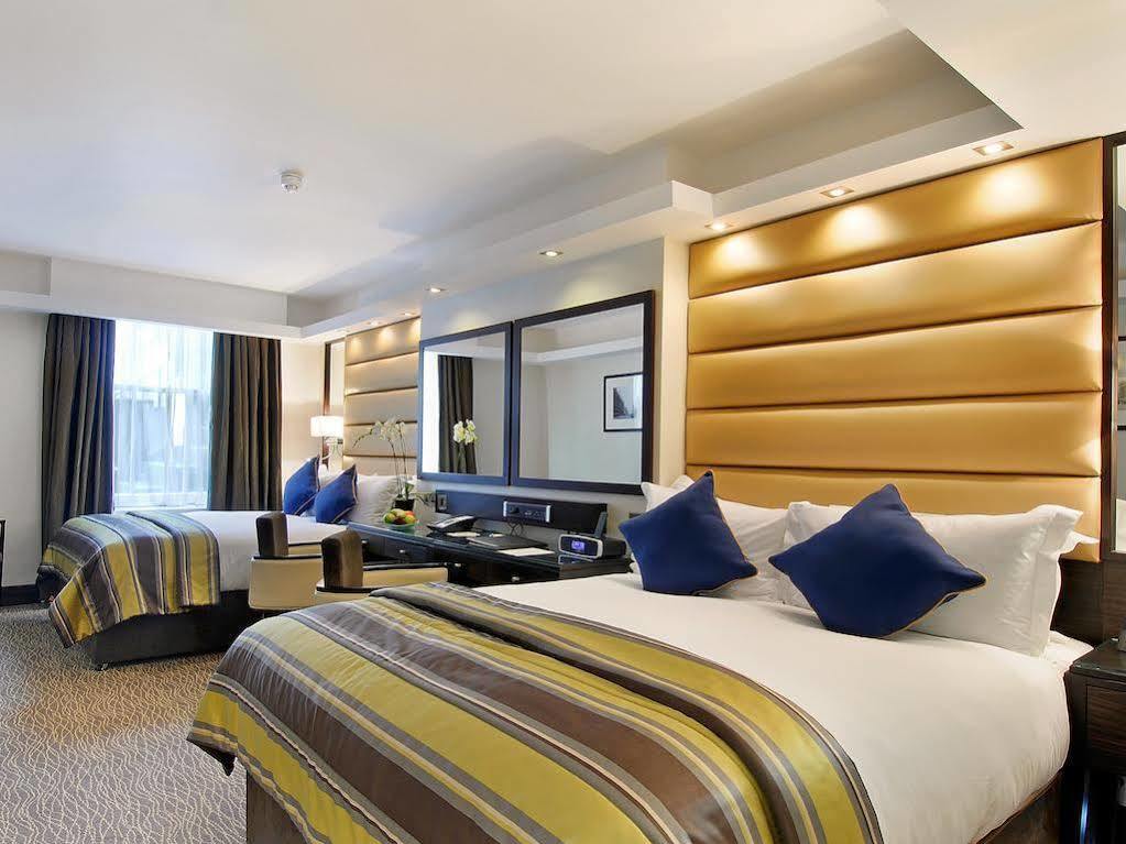 Park Grand Mayfair Лондон Екстериор снимка A bedroom at the Hilton London Paddington