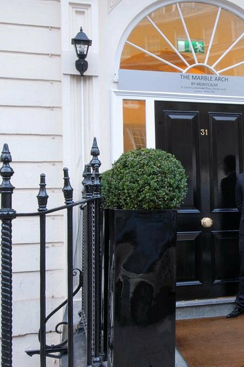 Park Grand Mayfair Лондон Екстериор снимка The door of 31 Savile Row, the home of the Beatles