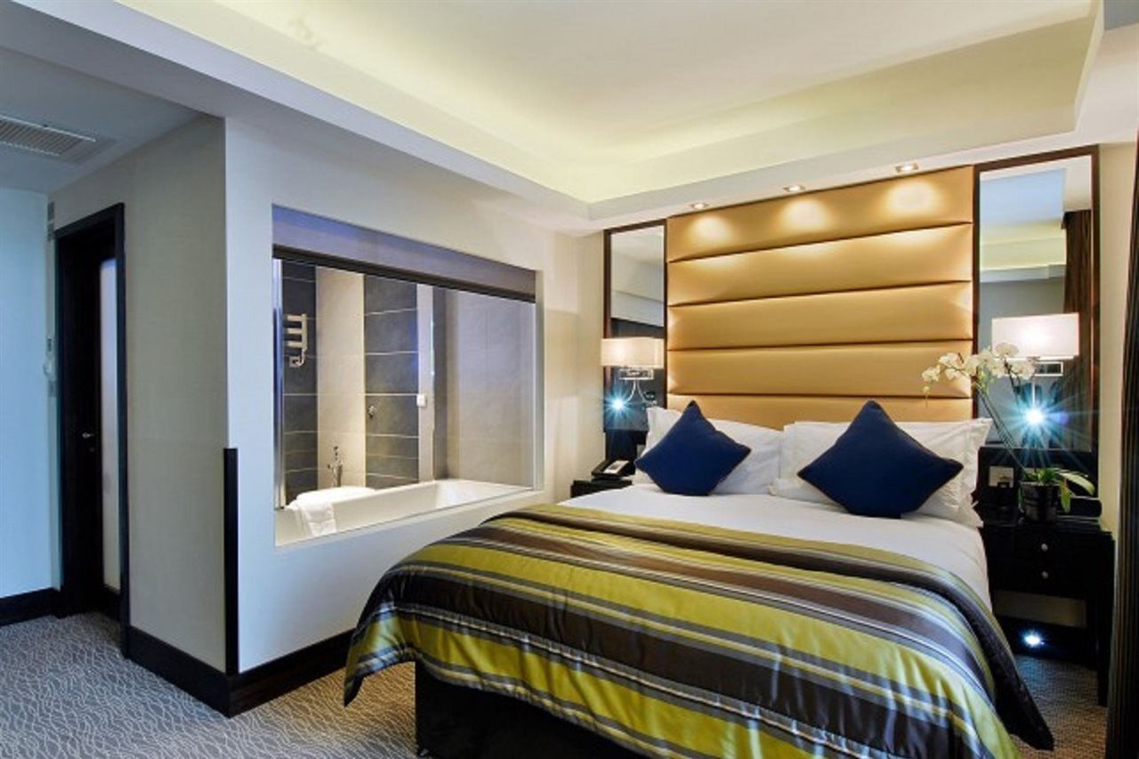 Park Grand Mayfair Лондон Екстериор снимка A bedroom at the InterContinental London The O2