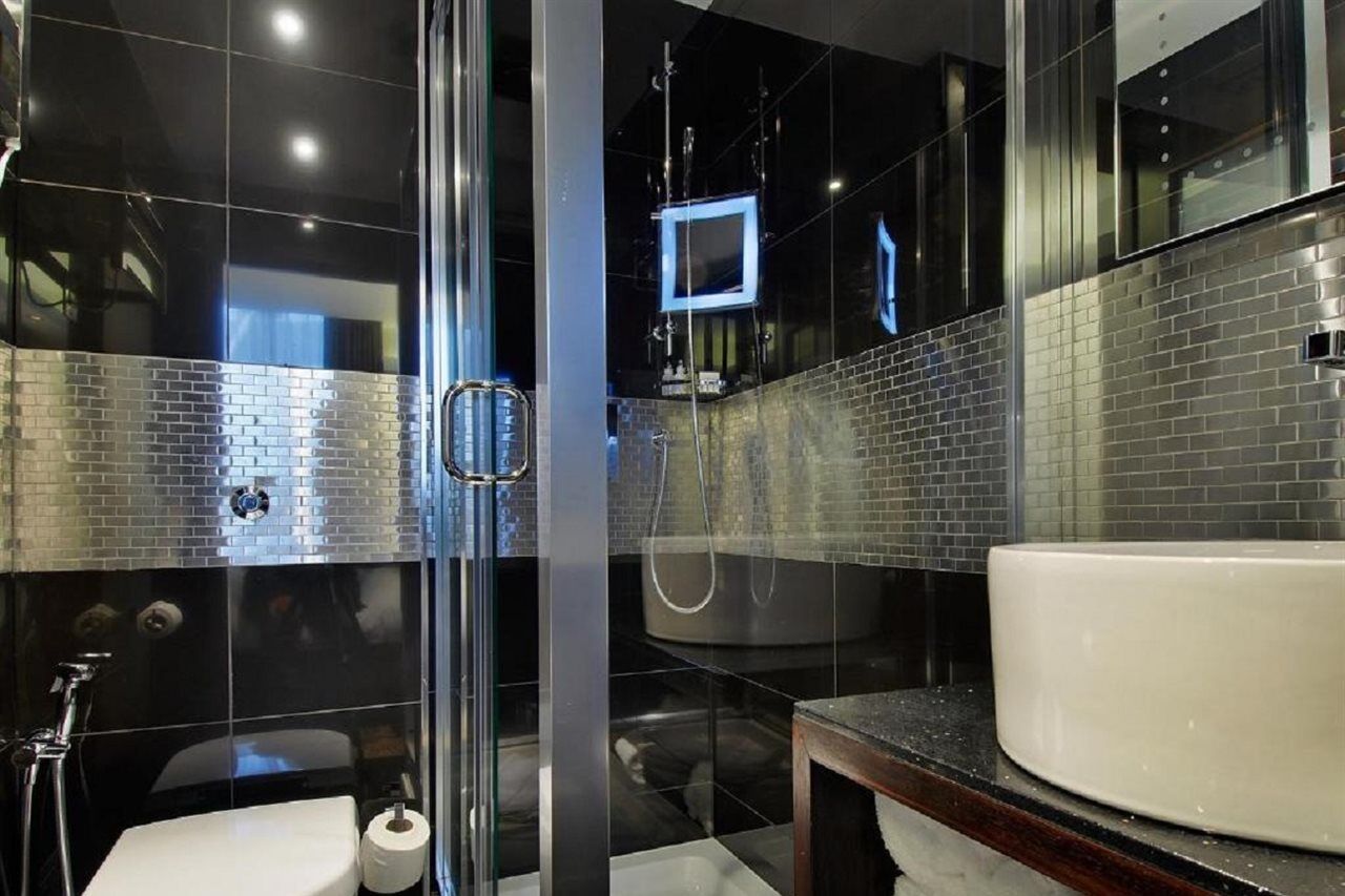 Park Grand Mayfair Лондон Екстериор снимка A shower enclosure